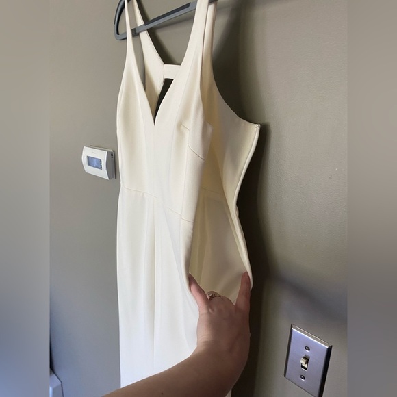 LIKELY Elegant Ivory White Sleeveless Sheath Dress With Cut Out Back Size 8 - Picture 5 of 7